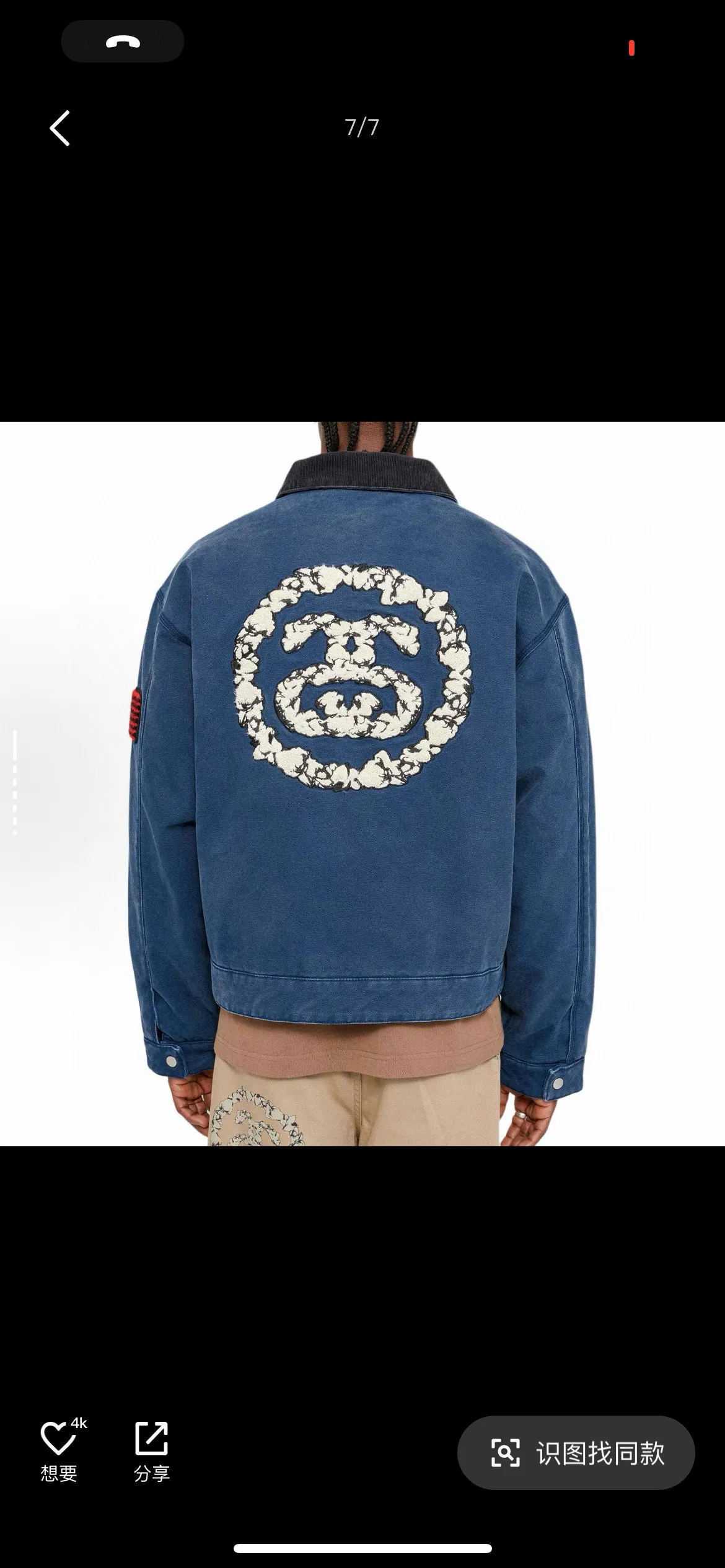 New T66# jacket version 340💰/quilted version 360💰 Stussy x Denim Tears joint model SS25 round chest logo printed zipper opening work jacket, same style for men and women, navy blue Accessories: original dismantling and development, one-to-one customized small labels, collar labels, washing, hang tags, hardware, etc. - Fabric: It is made of the original one-to-one 275g pure cotton fabric, and the high-count double yarn process improves softness and durability. The whole piece is washed, giving it a vintage navy blue distressed texture, echoing the nostalgic tone of the campus theme.   - The collar part is spliced ​​with corduroy or cotton fabrics, which contrasts with the washed cotton of the main body to enhance the visual layering and improve wearing comfort.    - The iconic "Double S + Kapok Ring" combination logo on the back is three-dimensional embroidery. The cotton texture and letter lines stand out in three-dimensionality, enhancing brand recognition.   - A small area of ​​embroidery, card colors and Never Renege slogans are added to the side to echo the cultural theme of the African American community.   - Continuing the short and wide cut of the Detroit work jacket, the cuffs and hem are tightened to give both functionality and practicality.   - The interior adopts quilting technology to provide moderate warmth while maintaining lightness, which is suitable for spring when the temperature difference between morning and evening is large.     - Equipped with YKK metal zipper, it opens and closes smoothly and is durable, and the edge wrapping process improves the overall structural strength.  - African cultural elements: symbols such as the Ace of Spades, the Bid Whist card game scene, and the Jamaican high school area code "718" are integrated into the single product through embroidery, printing and other processes to convey the cultural proposition of Denim Tears.  - Joint logo: Stussy double S logo and Denim Tears kapok ring are combined with embroidery and printing to strengthen the uniqueness of the joint series.  Size: M-2XL M bust 127 length 65.5 sleeve length 61 shoulder width 53.3 [160-165cm 60-70kg] L bust 132 length 66.8 sleeve length 62.2 shoulder width 55.9 [165-170cm 70-85kg] 【170-175cm 80-95kg】 XXL Bust 142.2 Clothes Length 69.3 Sleeve Length 64.8 Shoulder Width 61 【175-180cm 90-105kg】